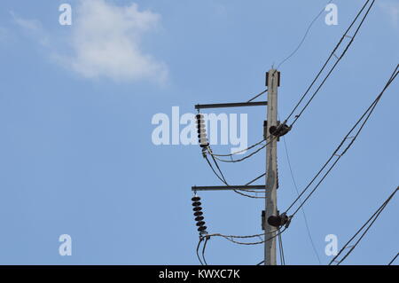 Hohe Spannung elektrische Pole auf Wolken und Himmel im sonnigen Tag Stockfoto
