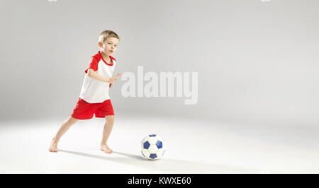 Wenig talentierten jungen Fußball spielen Stockfoto