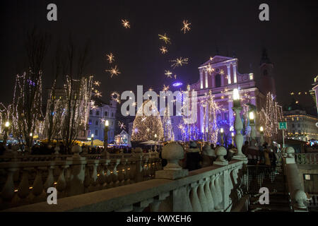 LJUBLJANA, Slowenien - 16 Dezember, 2017: Tromostovje (Triple Bridge) in der Nacht während der Weihnachtszeit mit Weihnachtsschmuck. Presernov Stockfoto