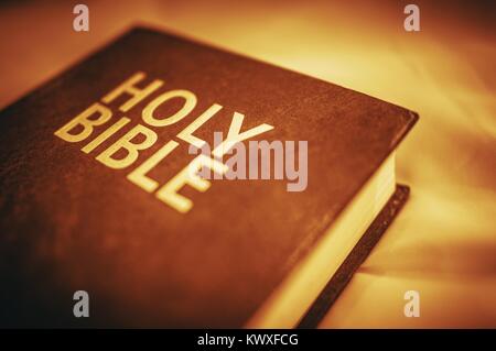 Heilige Bibel Nahaufnahme. Sepia Farbkorrektur. Bibel lesen Thema. Stockfoto