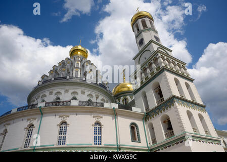 Rotunde und Glockenturm der Kathedrale der Auferstehung in das Neue Jerusalem Kloster in Istrien, Russland Stockfoto