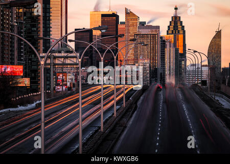 Lange Exposition der Sonnenuntergang in Toronto, nach Osten in Richtung der Innenstadt mit Autos in Bewegung auf der Suche Stockfoto