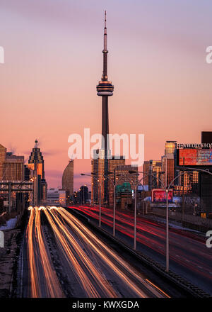 Lange Belichtung Blick in die Innenstadt von Toronto City Skyline von Dufferin Street Überführung mit Autos in Bewegung Stockfoto