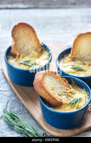 Schalen der Zwiebel Suppe auf dem Holzbrett Stockfoto