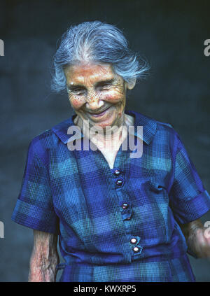 Eine ältere Hispanic Frau an ihrem Haus in Lincoln, New Mexico. Stockfoto