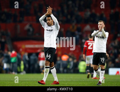 Von Derby County Tom Huddlestone (links) und Andreas Weimann begrüßen die Fans nach dem FA Cup, dritte runde Spiel im Old Trafford, Manchester. Stockfoto