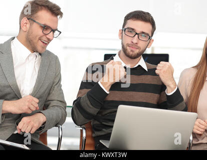 Drei aufgeregt Mitarbeiter gute Nachrichten zusammen auf Linie an Büro Stockfoto
