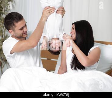 Familie - Vater, Mutter und Kind Spaß haben auf dem Sofa Stockfoto