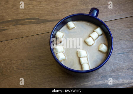 Close up heißen Kakao mit Zimtstange und mini Marshmallows. Stockfoto