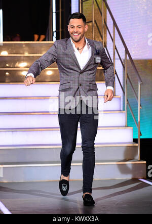 Andrew Brady betritt das Haus während der Celebrity Big Brother's Männer starten in Elstree Studios in Borehamwood, Hertfordshire statt. Stockfoto