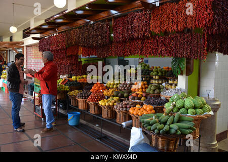 Zwei Männer, die neben einer Frucht im Mercado dos Lavradores, Funchal, Madeira, Portugal Abschaltdruck Stockfoto