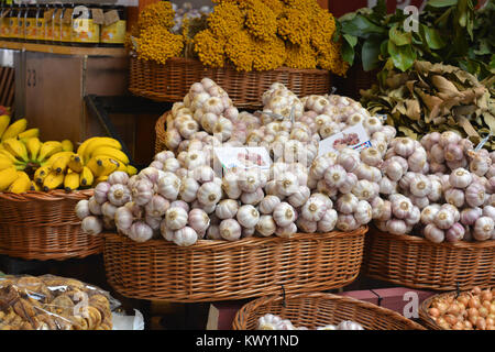 Markt mit einem Stapel von Knoblauch, Zwiebeln und andere frische Produkte auf Anzeige Stall, Mercado dos Lavradores, Funchal, Madeira, Portugal. Stockfoto