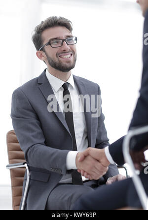 Zwei junge Unternehmer begrüßen, Business Center collage Stockfoto