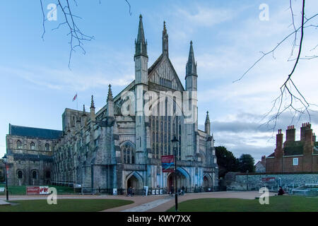 Winchester Cathedral West vorne an einem Wintertag kurz vor Sonnenuntergang - Weitwinkel Perspektive verschoben Bild Stockfoto