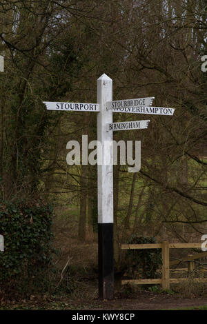 Schild an der Kreuzung zwischen der Staffordshire und Worcestershire Canal und Stourbridge Canal von stourton Brücke. Großbritannien Stockfoto