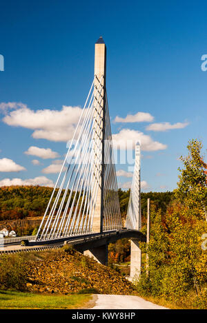 Die Penobscot Narrows Bridge ist ein 2.120 Fuß (646 m) lange Schrägseilbrücke, trägt uns 1/SR3 über die Penobscot River. Es verbindet Verona Isla Stockfoto