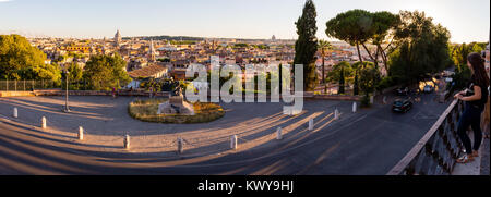 Ein panorama Sonnenuntergang in der nähe von der wunderschönen Stadt Rom. Warme, sonnige Licht trifft die Dächer der vielen Häuser in Rom! Stockfoto