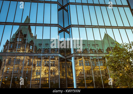 OTTAWA, ONTARIO/KANADA - urbane Landschaft. Spiegelungen im Glas Wand. Stockfoto