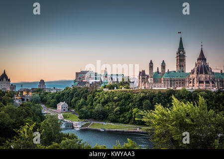 OTTAWA, ONTARIO/KANADA - BLICK AUF DAS PARLAMENT HÜGEL AM MORGEN Stockfoto