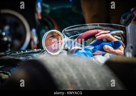 Sir Jackie Stewart entspannen im Cockpit eines Brabham, bevor er sich für eine Demonstration fahren während des Goodwood Revival 2016 geht Stockfoto