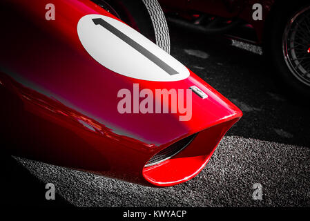 1960 Ferrari 246 Dino strahlend in der Sonne in Goodwood Revival Stockfoto