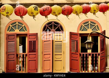 Gelbe und rote Laternen über der Bold äußere einer shop Haus in Chinatown aufgereiht, Singapur feiern chinesische Mondjahr Stockfoto