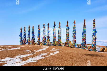 13 Sarge sind rituelle Säulen in den burjatischen Kultur. Holzpfähle mit viel verhängt bunte Klappen und Bänder aus Stoff. Kap Burkhan. O Stockfoto