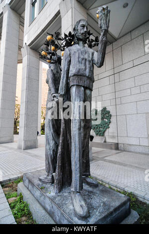 Adam und Eva Skulptur von munehiro Ikeda von der Tokyo Metropolitan Government Building in Tokyo, Japan. Stockfoto
