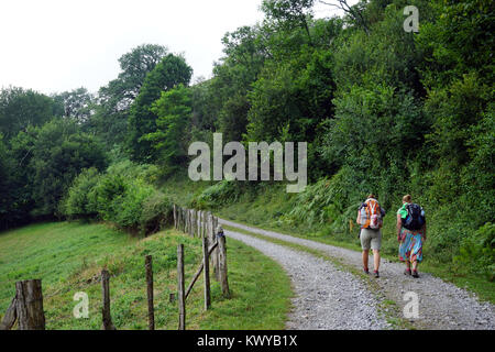 Zwei Rucksacktouristen auf der Strecke im Pyrenee Stockfoto