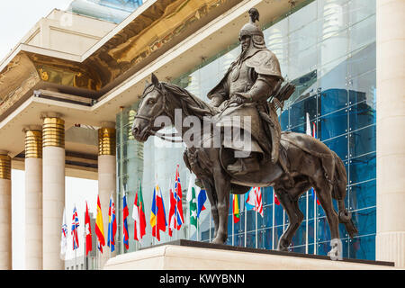 Dschingis Khan Statue an Dschingis Square (Sukhbaatar Platz) in Ulaanbaatar, Mongolei Stockfoto