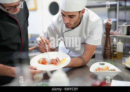 Professionelle Köche kochen in der Küche die Teller Zusammensetzung Stockfoto