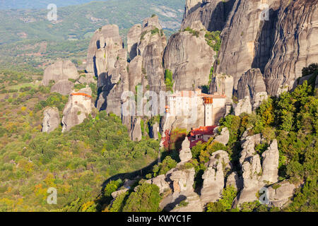 Das Kloster Rousanou oder St. Barbara Kloster und das Kloster des Hl. Nikolaus von Meteora. Meteora ist einer der grössten Komplexe von Osten gebaut Stockfoto
