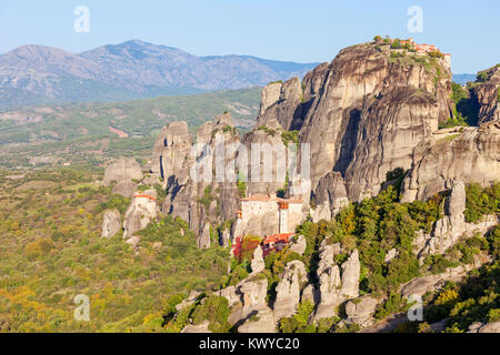 Das Kloster Rousanou oder St. Barbara Kloster und das Kloster des Hl. Nikolaus von Meteora. Meteora ist einer der grössten Komplexe von Osten gebaut Stockfoto