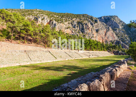 Das Stadion von Delphi liegt auf dem höchsten Punkt der archäologischen Stätte von Delphi. Delphi war eine wichtige antike griechische religiöse Heiligtum der Heiligen Stockfoto