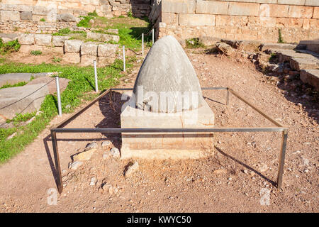 Die Heiligen Omphalos Stein, Nabel der Welt, mit anderen Worten, die Mitte der Welt in Delphi. Delphi war eine wichtige antike griechische religiösen sanc Stockfoto