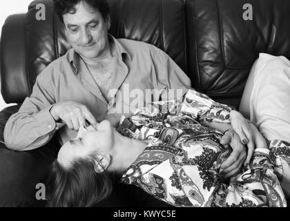 November 2017 - Paar reife Liebhaber genießen jede andere Firma Stockfoto