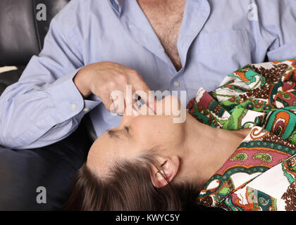 November 2017 - Paar reife Liebhaber genießen jede andere Firma Stockfoto