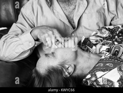 November 2017 - Paar reife Liebhaber genießen jede andere Firma Stockfoto