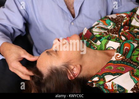 November 2017 - Paar reife Liebhaber genießen jede andere Firma Stockfoto