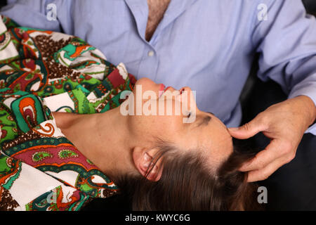 November 2017 - Paar reife Liebhaber genießen jede andere Firma Stockfoto