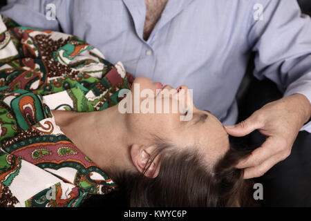 November 2017 - Paar reife Liebhaber genießen jede andere Firma Stockfoto