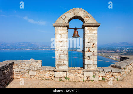 Aussichtspunkt und Bogen mit Glocke an die Festung Palamidi in Nafplio in der Region Peloponnes im Süden von Griechenland. Am Kamm der Hügel gelegen, Festung Stockfoto