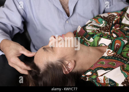 November 2017 - Paar reife Liebhaber genießen jede andere Firma Stockfoto