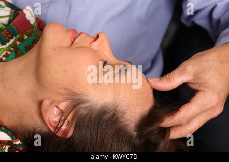 November 2017 - Paar reife Liebhaber genießen jede andere Firma Stockfoto