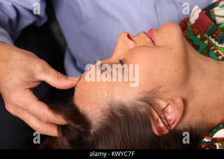 November 2017 - Paar reife Liebhaber genießen jede andere Firma Stockfoto