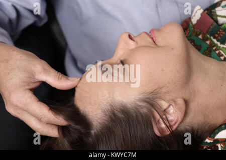 November 2017 - Paar reife Liebhaber genießen jede andere Firma Stockfoto