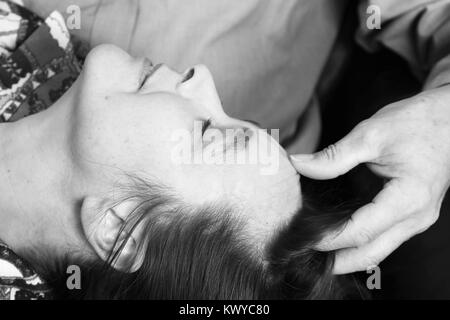 November 2017 - Paar reife Liebhaber genießen jede andere Firma Stockfoto