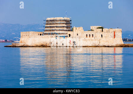 Das Bourtzi ist eine Wasserburg in der Mitte von Nafplio entfernt. Nafplio ist eine Hafenstadt in der Halbinsel Peloponnes in Griechenland. Stockfoto