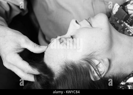 November 2017 - Paar reife Liebhaber genießen jede andere Firma Stockfoto