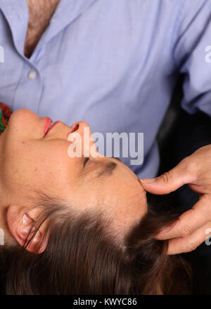 November 2017 - Paar reife Liebhaber genießen jede andere Firma Stockfoto